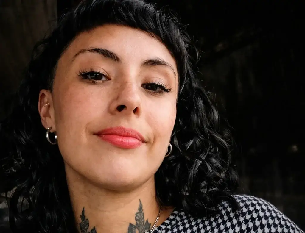 Al momento de su desaparición, Lourdes vestía una campera negra inflada y un pantalón deportivo ancho.