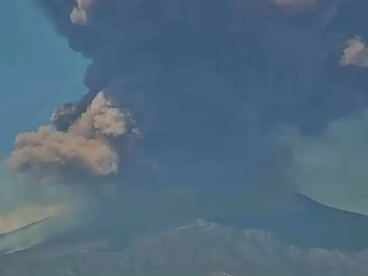 Una nube de ceniza lanzada tras la erupción de Etna.