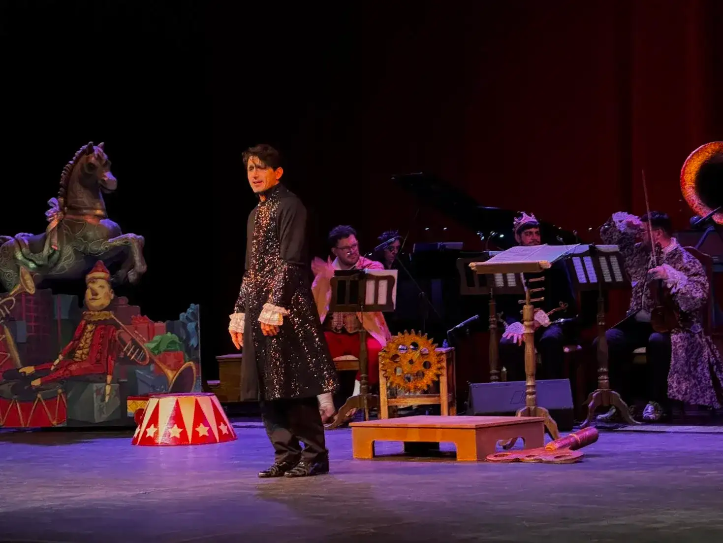 La obra cuenta con dos cantantes líricos y un ensamble de diez músicos.