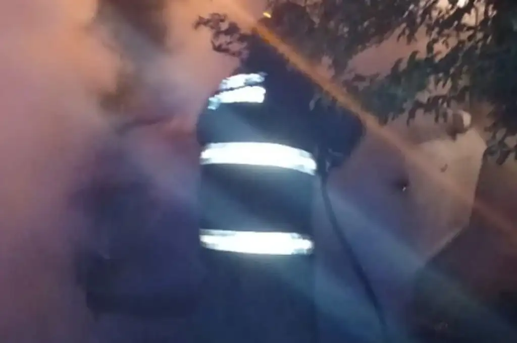 Bomberos trabajan con la embarcación incendiada. Foto: Gentileza