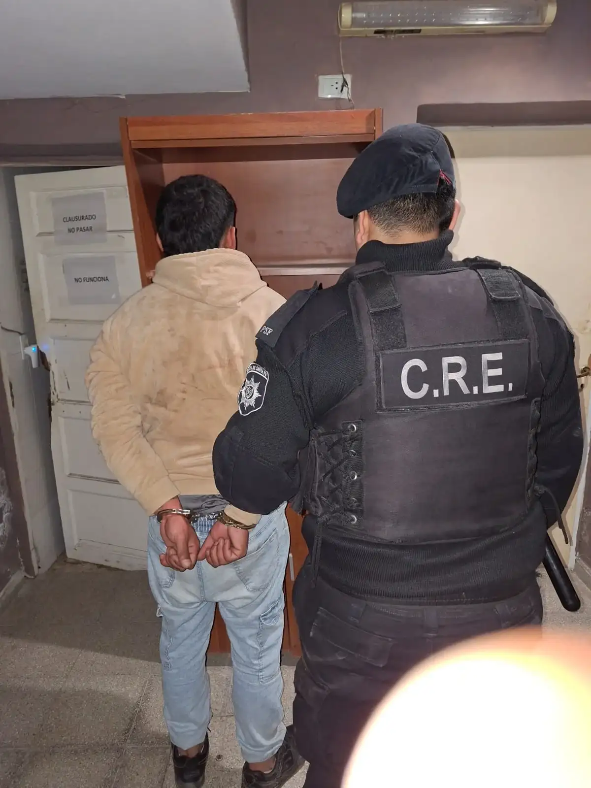 El fugitivo intentó esconderse entre autos estacionados en Moreno y 25 de Mayo, pero fue localizado. Foto: UR VIII