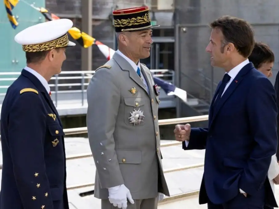 Macron y Burkhard