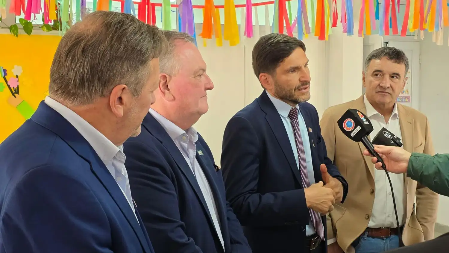 el gobernador -acompañado por el senador Felipe Michlig- inauguró la pavimentación del acceso al jardín de infantes de la Escuela Normal Nº 40 de la ciudad de San Cristóbal. Foto: GSF