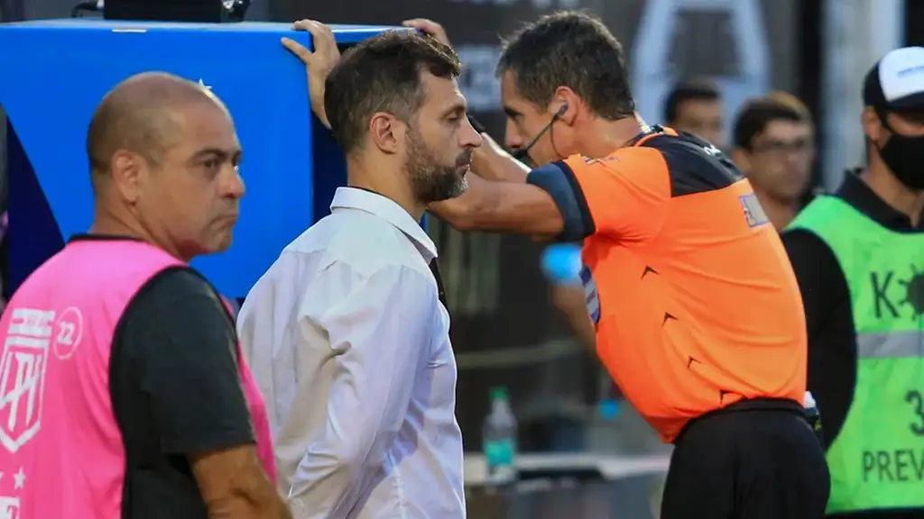 El árbitro Pablo Echavarría consulta el VAR durante un partido que jugaron Platense y Racing