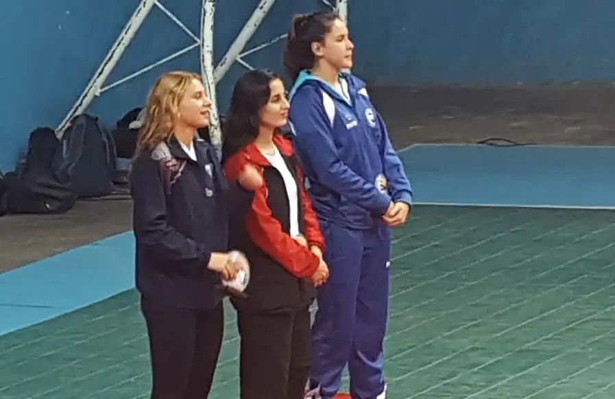 Azul Benítez con su premio de mejor armadora del torneo. 