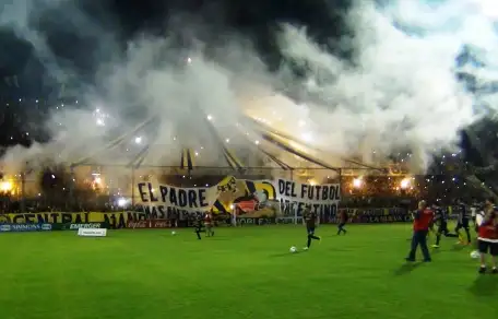 Sancionaron a Rosario Central por el uso reiterado de pirotecnia