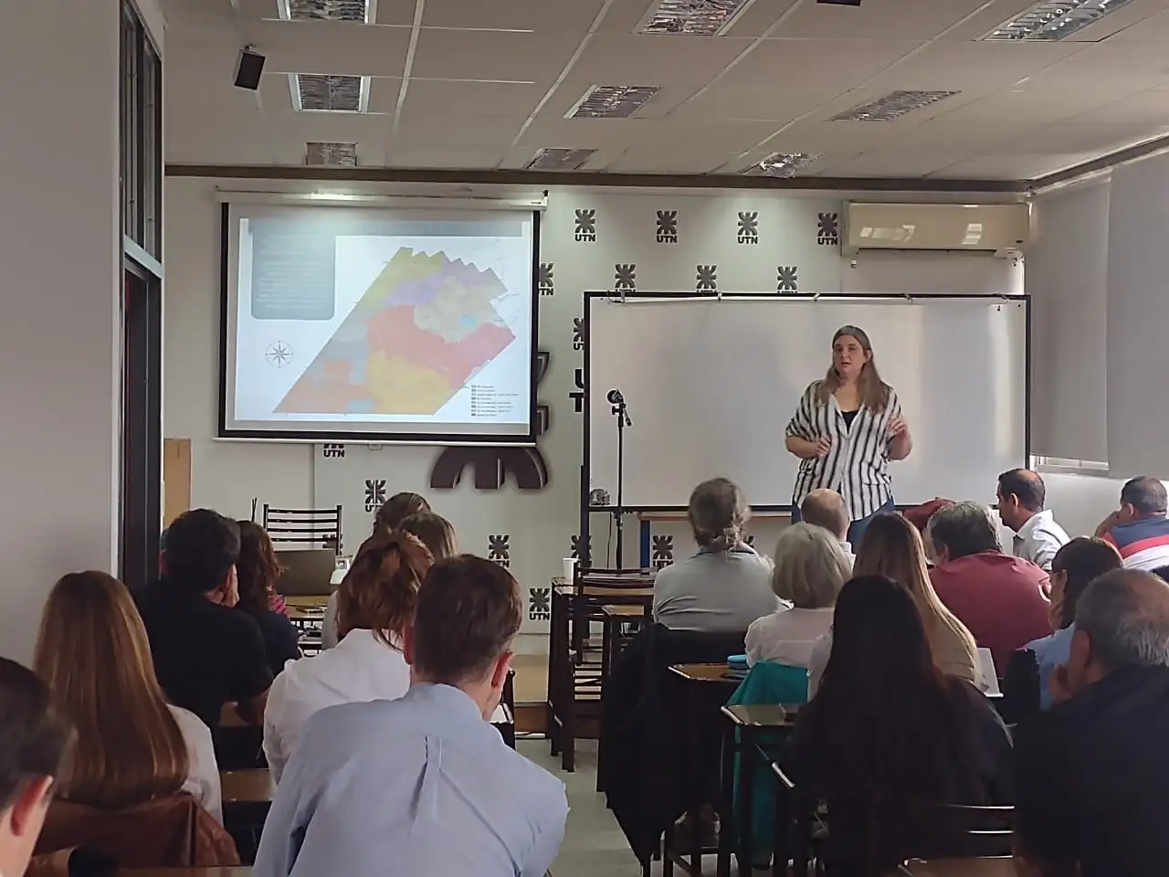 La presentación estuvo a cargo de la Ing. Lucrecia Bezmalinovich, coordinadora del GEUrbano de la UTN venadense.