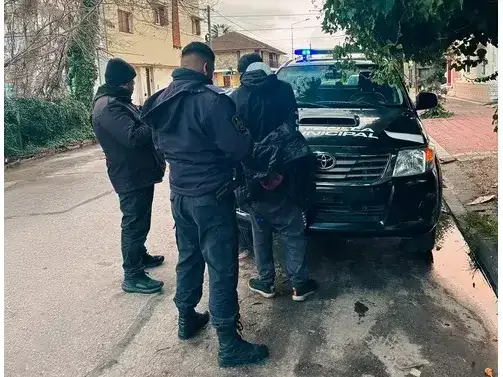 Aprehendieron a un hombre que reaccionó con violencia durante un operativo por un acampe en la vía pública