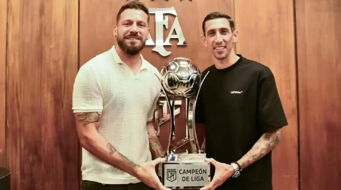 Broun y Di María levantaron la copa del campeón.