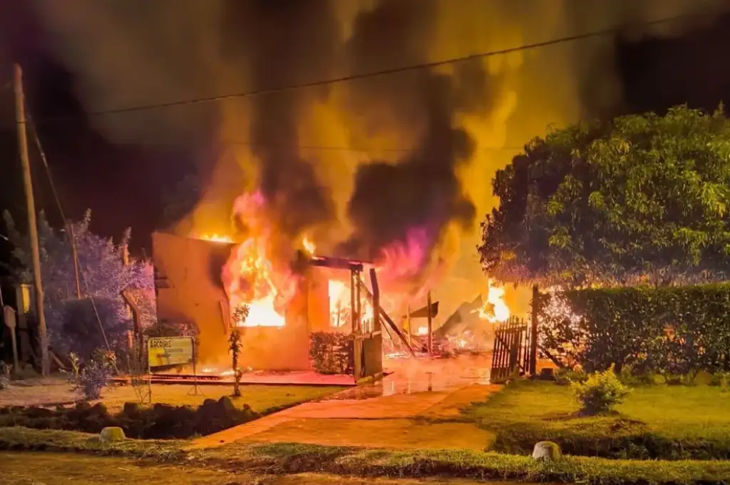 Las llamas consumieron la casa de madera en su totalidad.