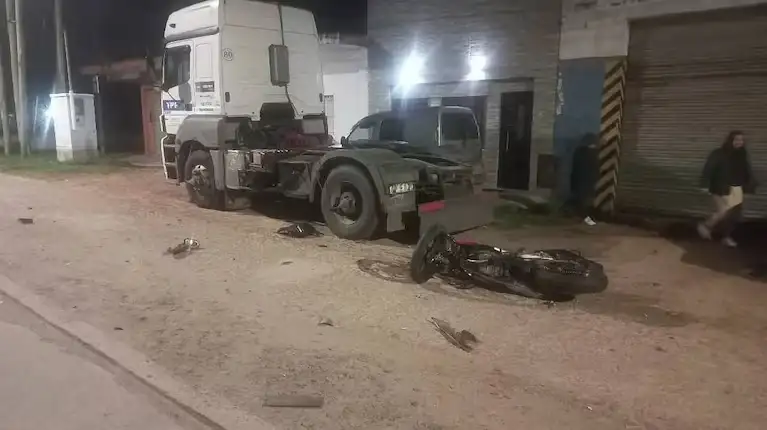 Un automovilista en La Plata cruzó la avenida justo cuando la moto pasaba y el conductor no logró maniobrar para evitar el choque.