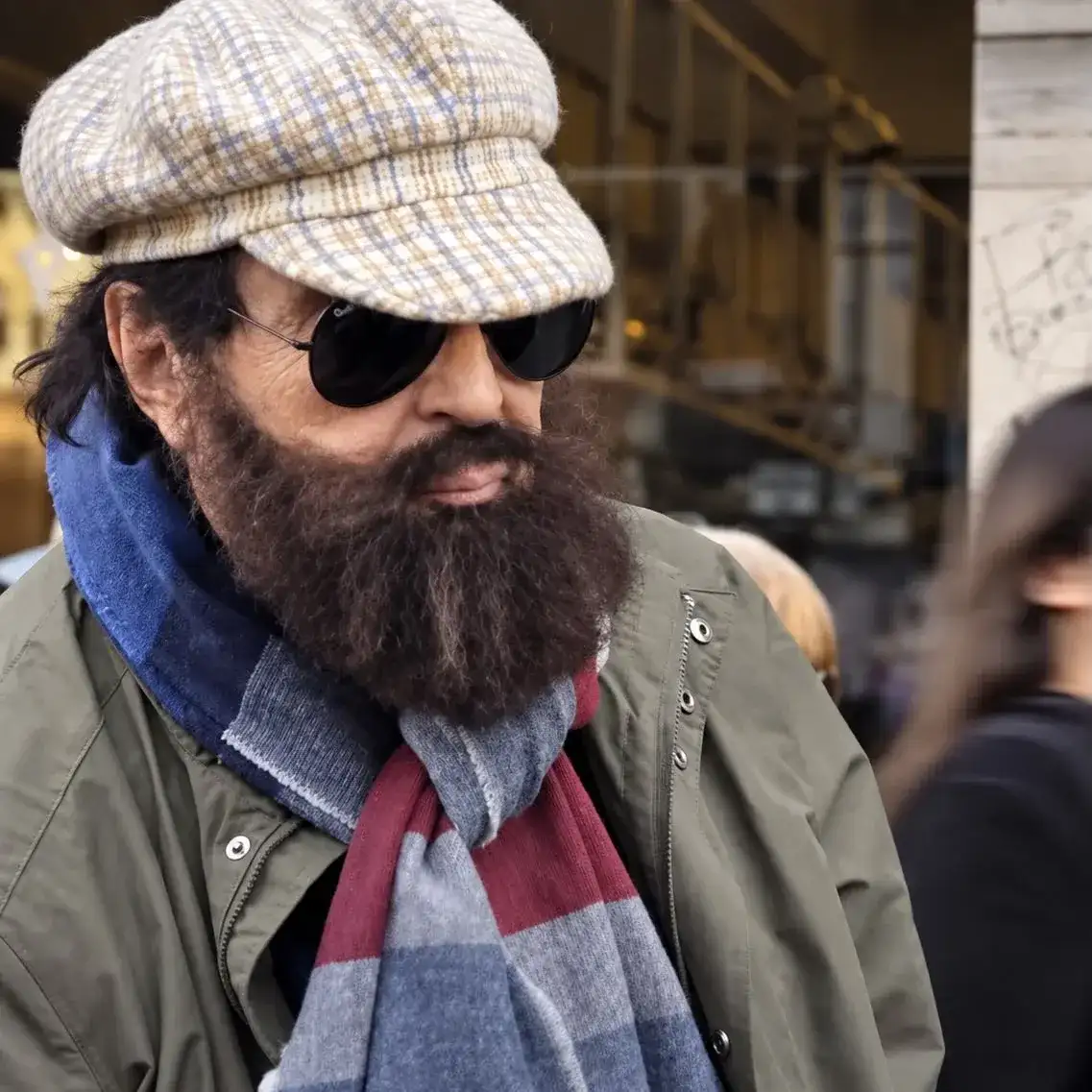 A los 86 años, Dyango se disfrazó y sorprendió cantando de incógnito en las calles de Buenos Aires
