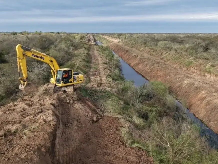 Una excavadora realiza tareas de limpieza y profundización en un canal de drenaje en Santa Fe, como parte de las obras preventivas ante el fenómeno de El Niño para evitar desbordes y mejorar el control hídrico en la región.