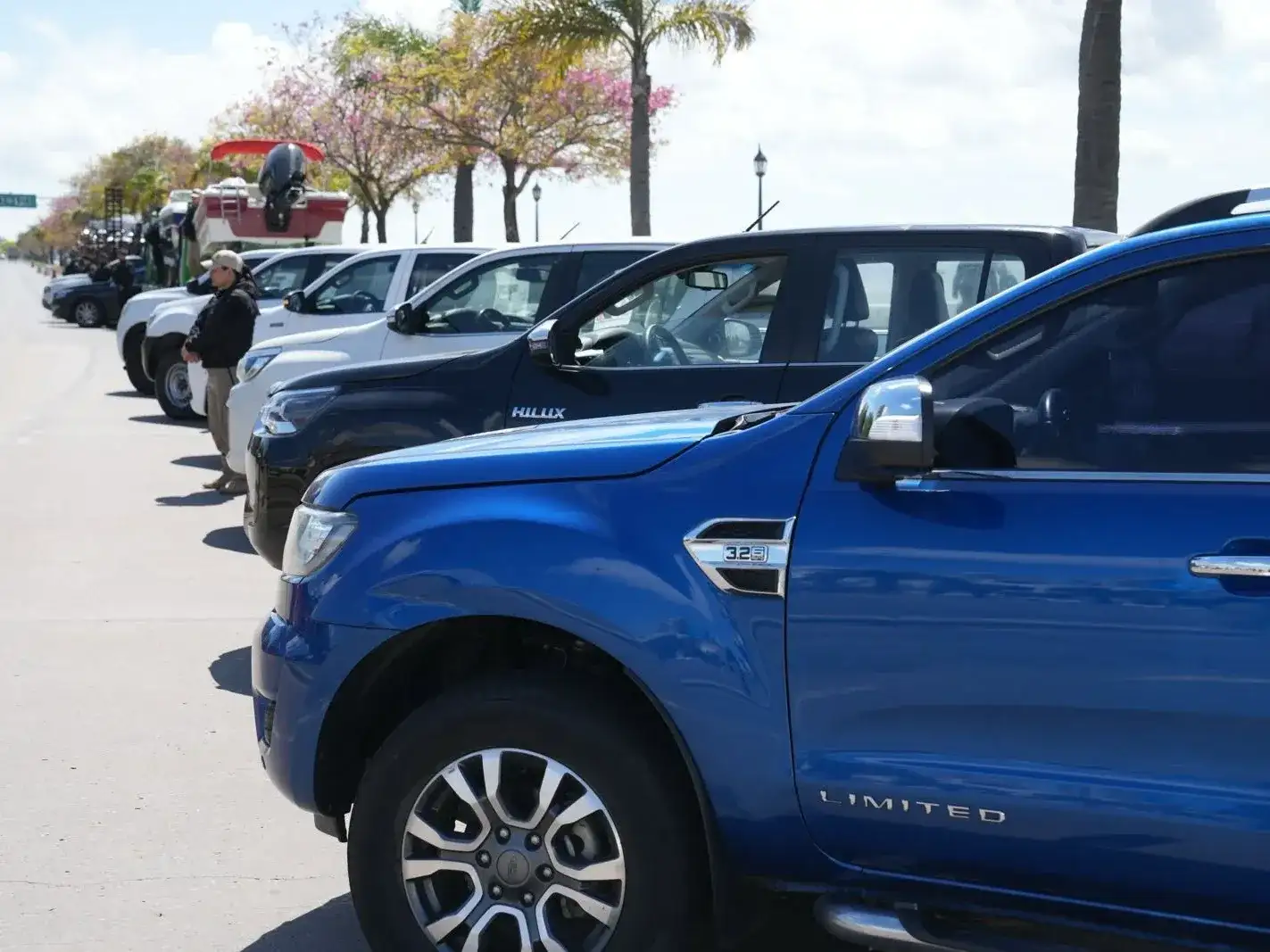 Este miércoles se exhibieron 15 vehículos -entre autos y camionetas- y dos lanchas en la cabecera oeste del Puente Colgante. Foto: GSF