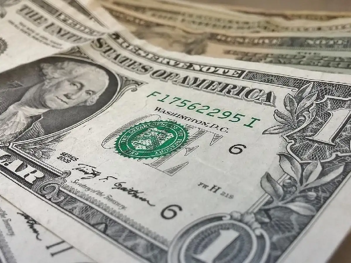 El dólar salta 50 centavos y hay bancos que venden a casi $46