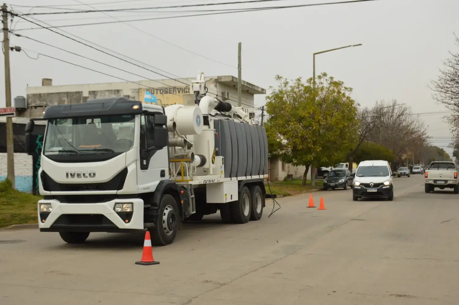 El camión desobstructor trabaja en distintos puntos de la ciudad.