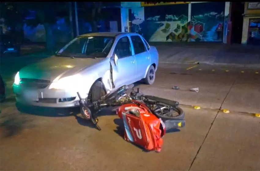 Violento choque entre un remis y un delivery
