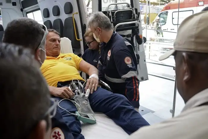 Bolsonaro fue internado de urgencia por "fuertes dolores" en el abdómen, donde fue apuñalado en 2018