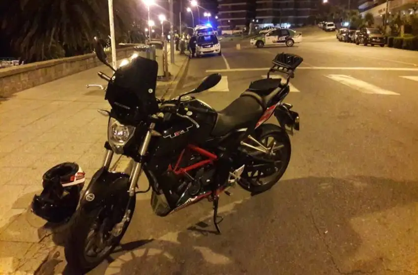 Conducía ebrio una moto, perdió el control y terminó contra el cordón