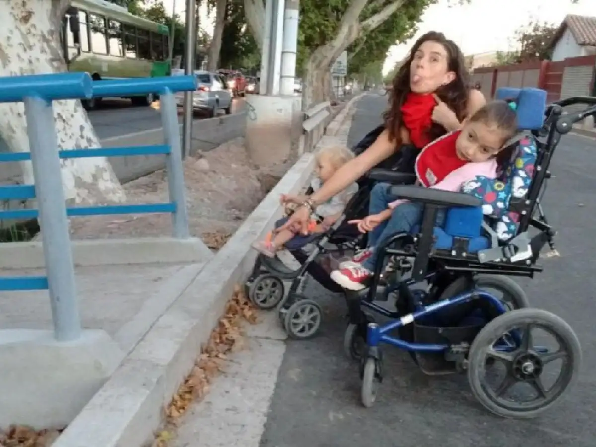 Polémica en Mendoza por una rampa de discapacitados con escalón
