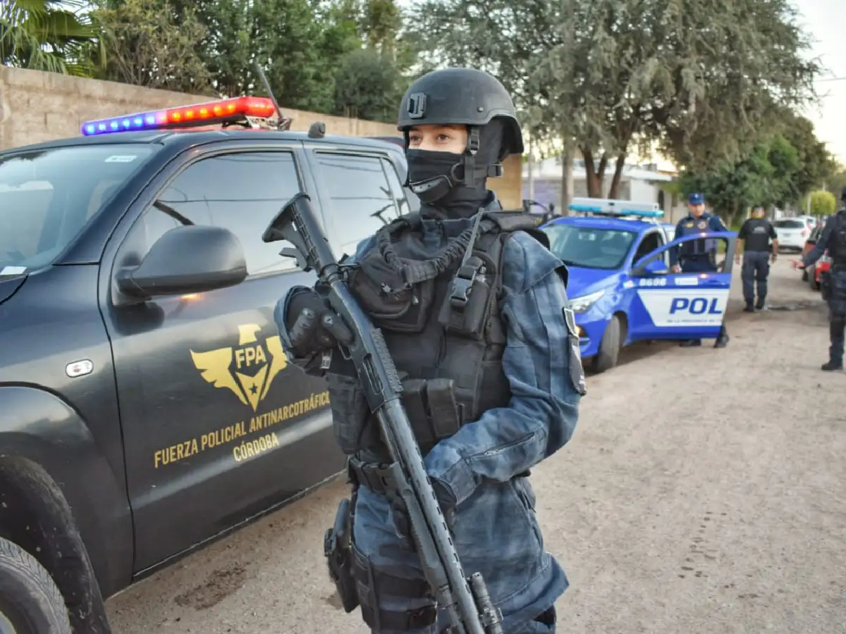 Hallaron en el patio de una casa en Laspiur 15 envoltorios de cocaína