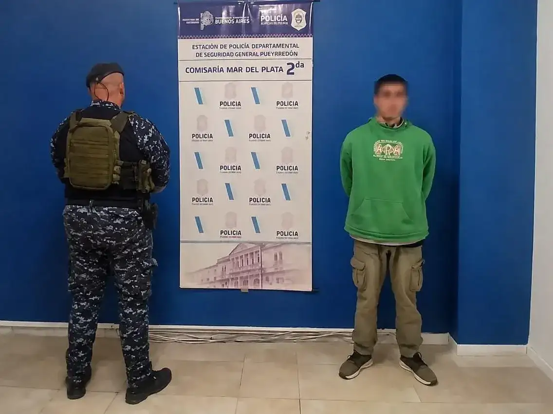 Un adolescente de 17 años resultó herido tras chocar con una camioneta