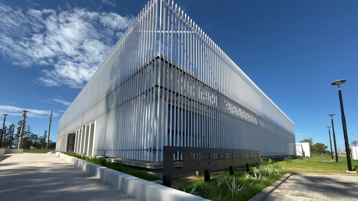 La fachada incorpora una estructura de perfiles de aluminio que funciona como parasol.