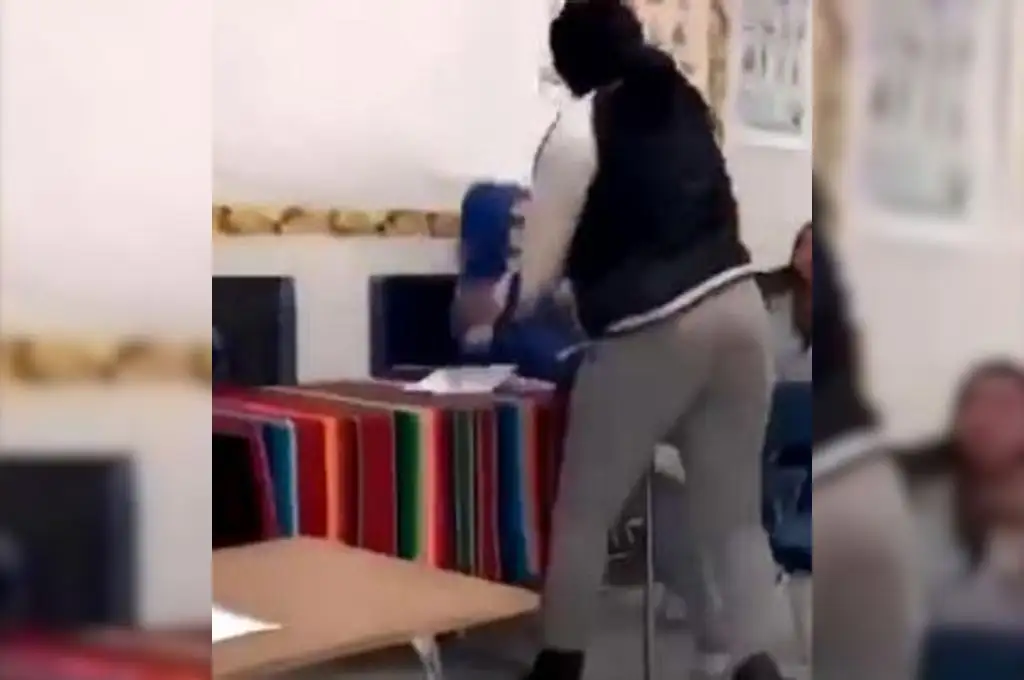 La estudiante fue detenida y enfrenta cargos por agresión