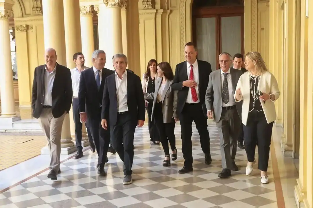 Tras la salida de Milei de la reunión, Adorni tomó la conducción del encuentro.