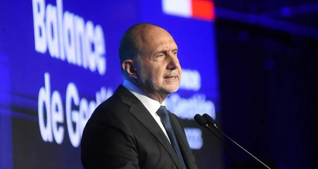 Apoyado en gráficos, imágenes y testimonios, Perotti hizo un balance de gestión ante entidades con la presencia de todo el gabinete. Crédito: Pablo Aguirre