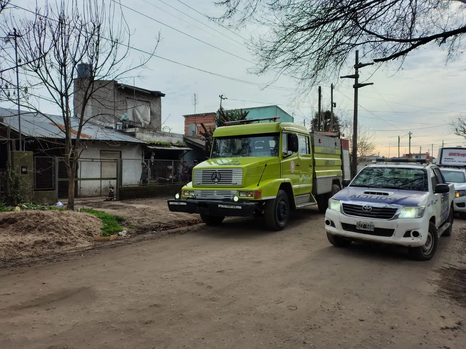 El rodado sufrió daños totales y el ambiente quedó completamente destruido.