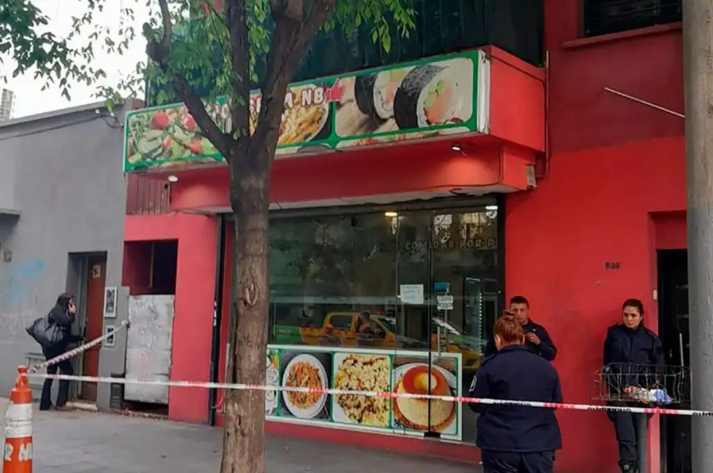 Dos adolescentes intentaron robar una rotisería y asesinaron a la dueña de varias puñaladas.