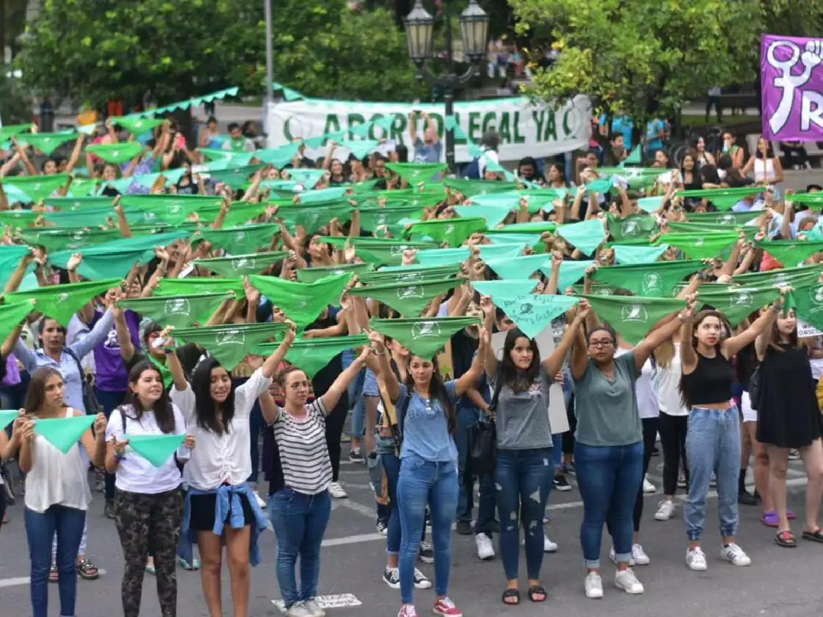 Violeta y verde: ¿por qué  se transformaron en los  colores de la lucha feminista? 