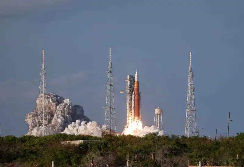 Misión Artemis II: los cuatro astronautas realizaron el clásico saludo antes de abordar el cohete