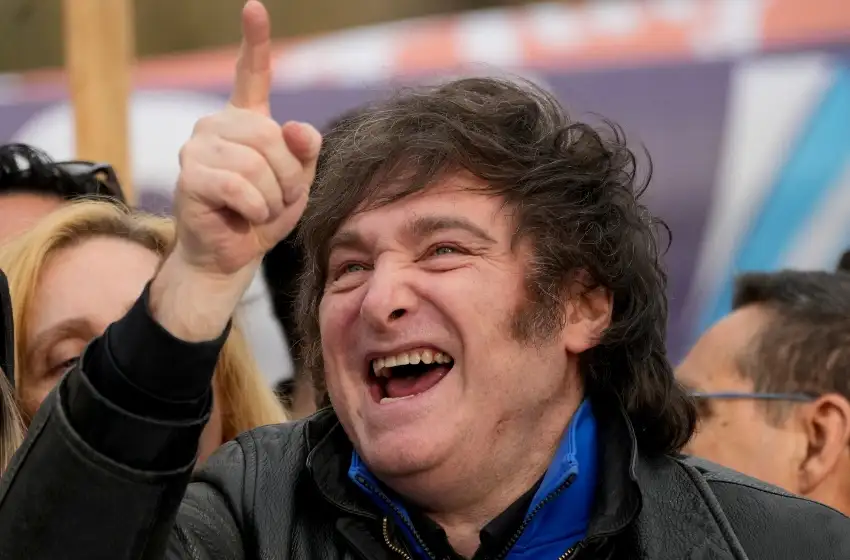 Milei volvió a chicanear a Torres: "No puede leer ni un contrato"