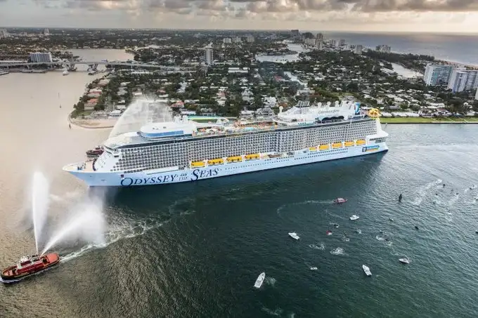 Cayó de un crucero cerca de Zante y sobrevivió dentro de un salvavidas.