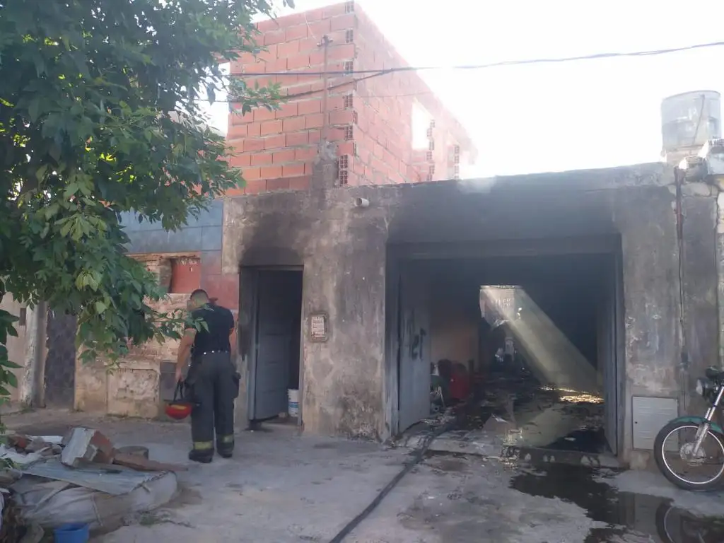 Un cortocircuito causó el incendio de una casa en barrio Barranquitas