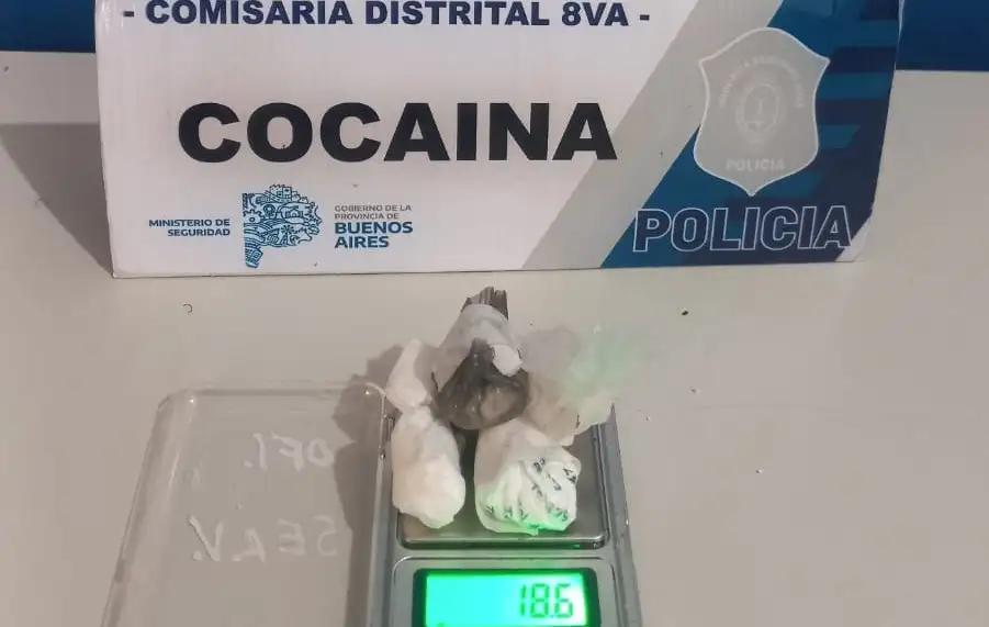 Los efectivos secuestraron cinco envoltorios de nylon con una sustancia blanca compatible con clorhidrato de cocaína.