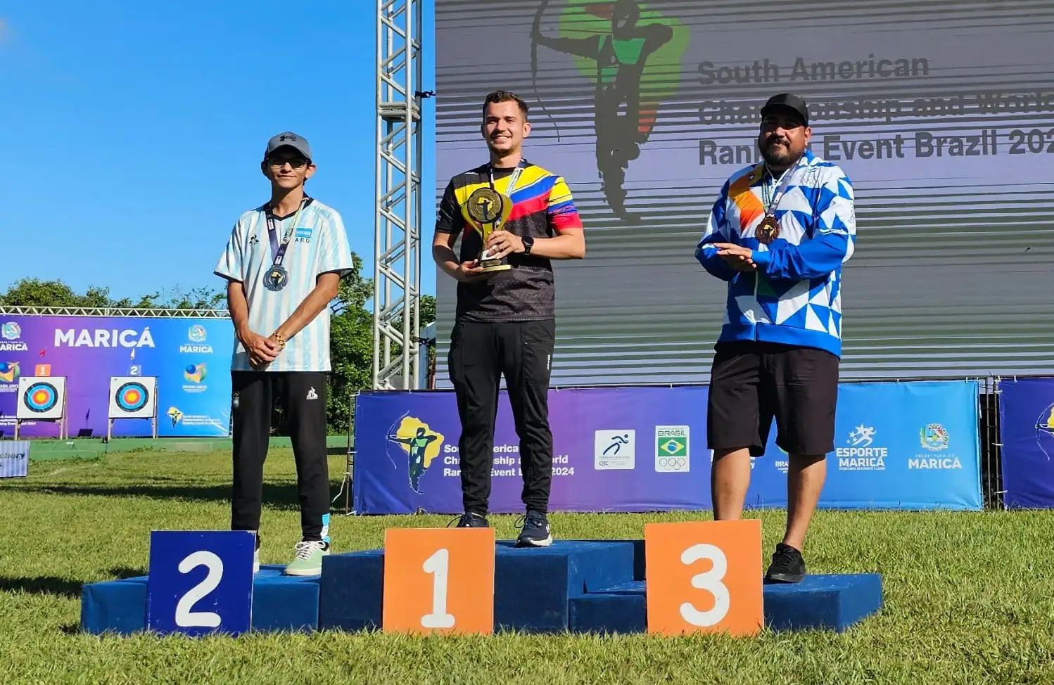 El podio individual con Damián Jajarabilla en el segundo lugar.