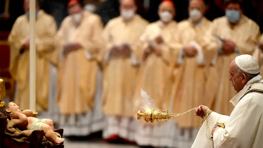 El Papa Francisco pidió “dar dignidad al hombre con el trabajo” en la Misa de Gallo