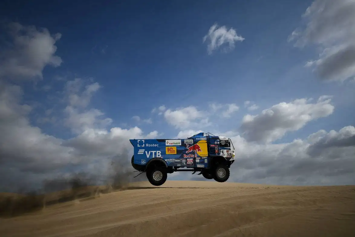 Dakar: Un piloto ruso aplastó a un espectador y lo expulsaron