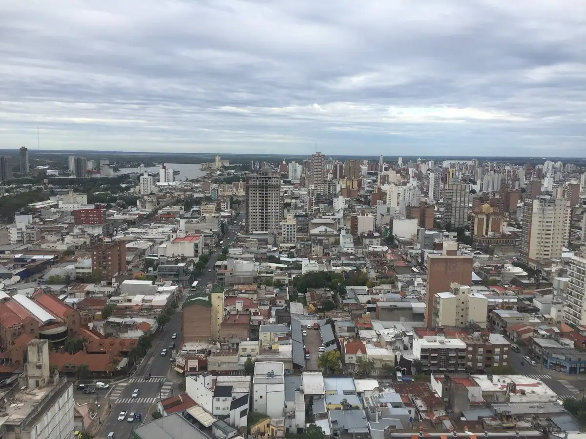 Lunes con cielo algo nublado en Santa Fe