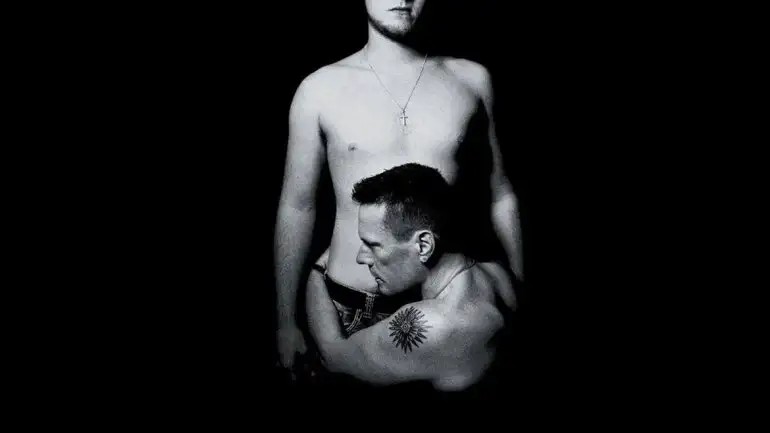 U2 develó la tapa de su nuevo disco y desató la polémica