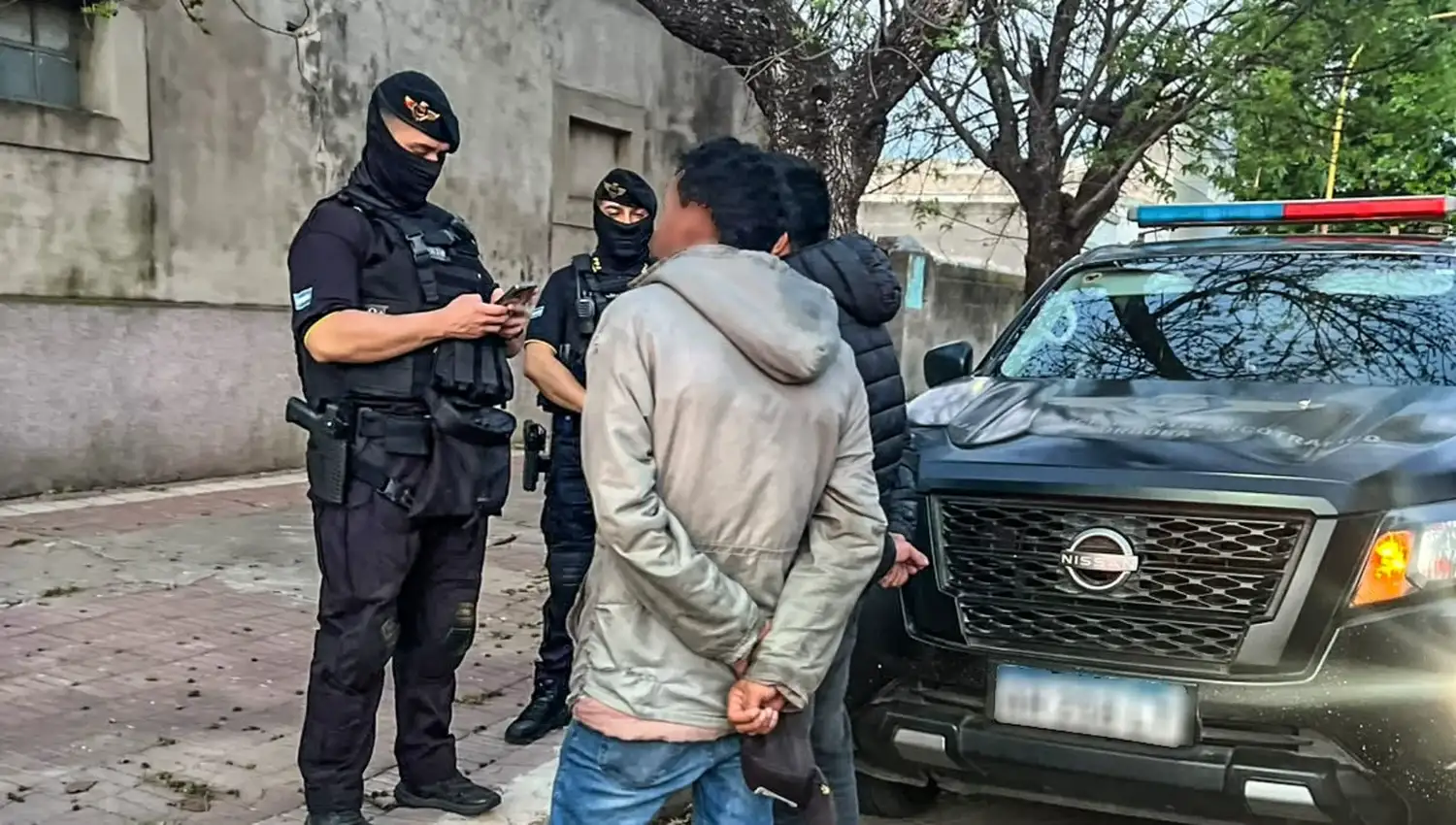 Durante el procedimiento, los agentes lograron incautar varias dosis de cocaína.