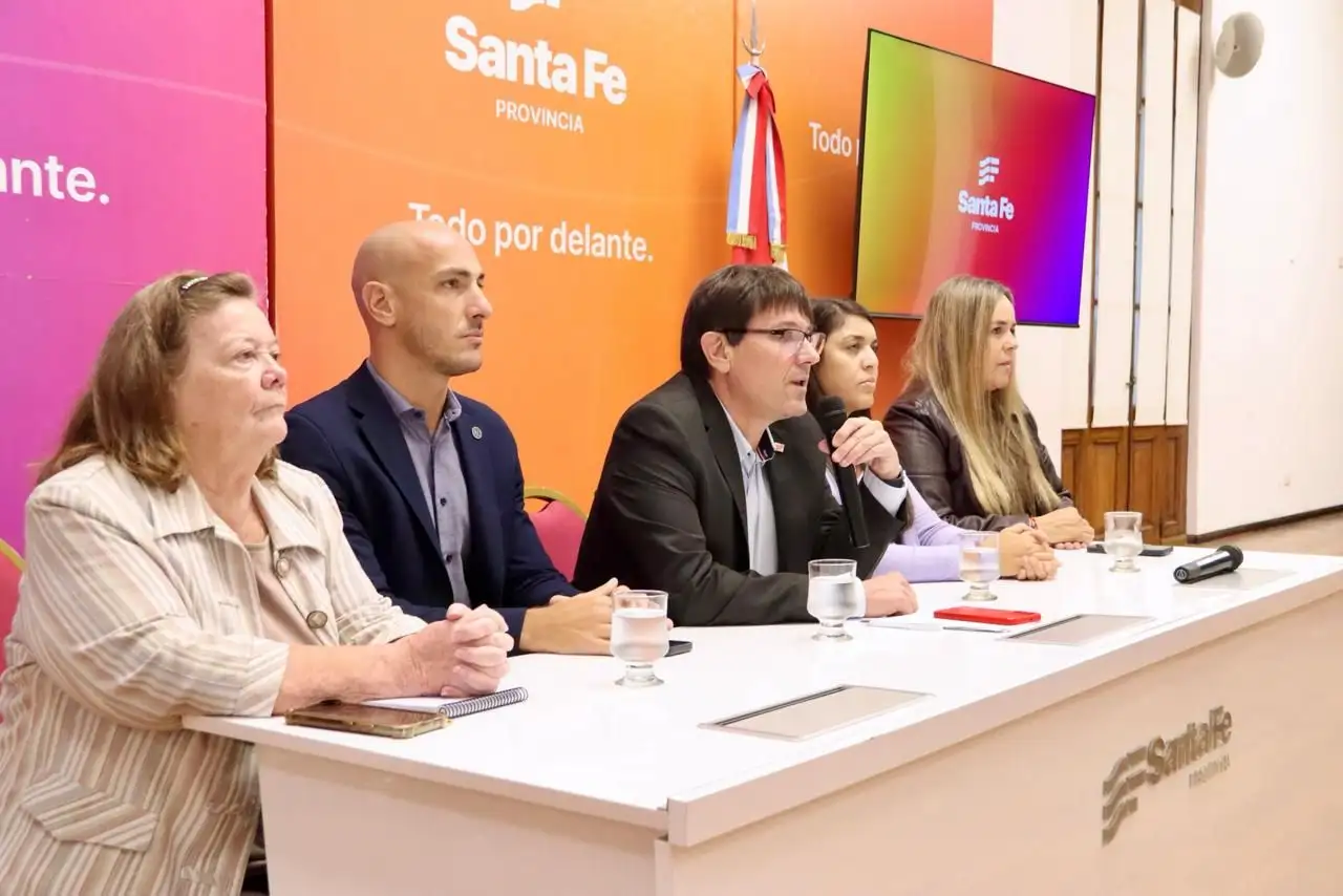 El ministro de Educación, José Goity, encabezó la conferencia de prensa.