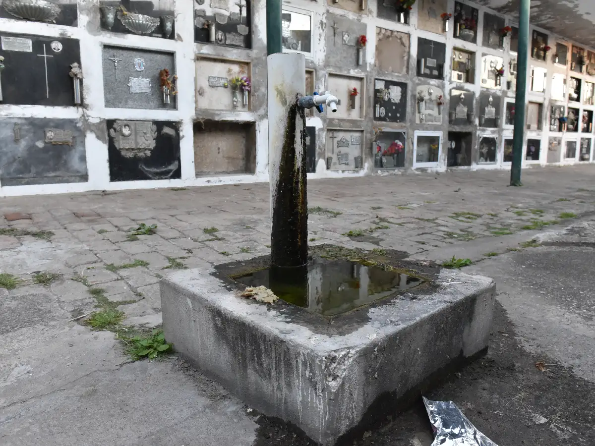 Vecinos se quejan por el mal estado del cementerio  
