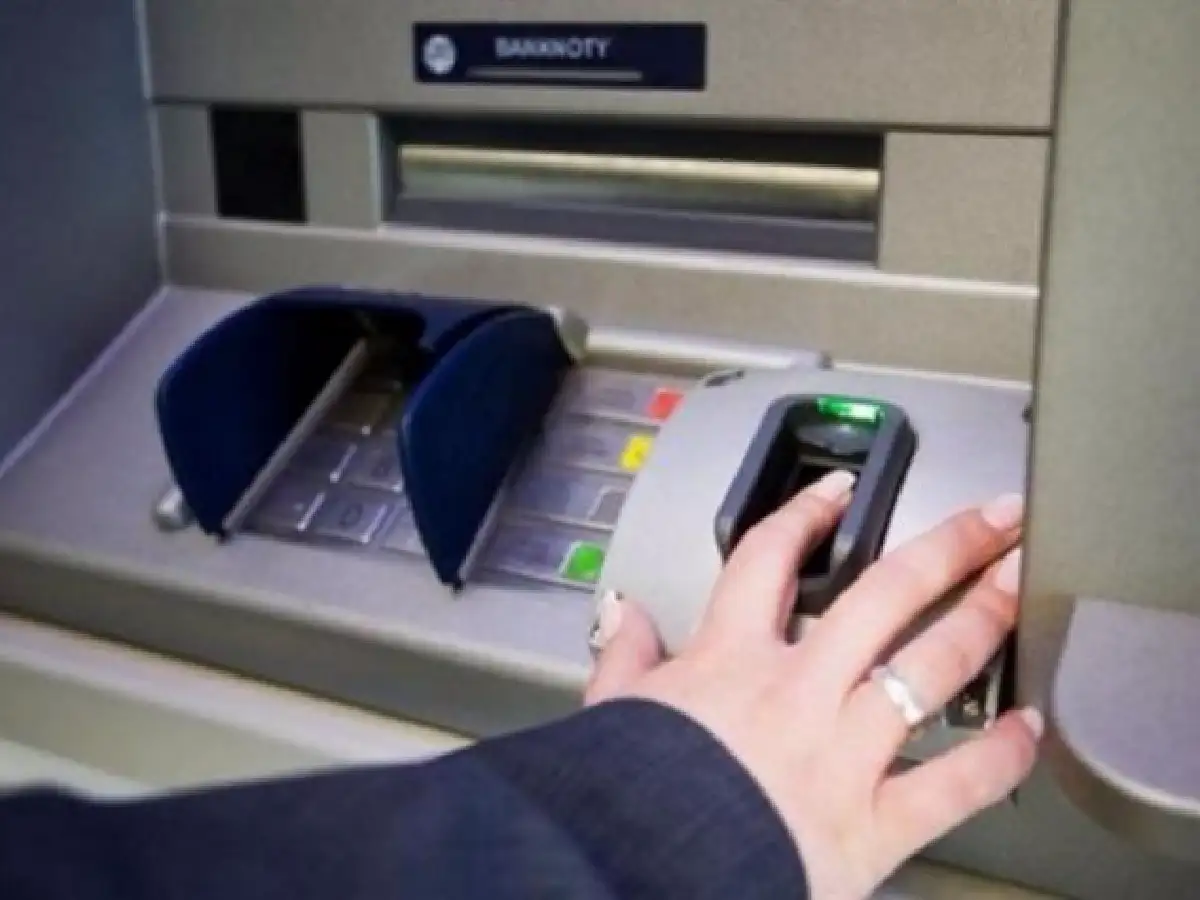 Llega la identificación por huellas  dactilares para operar en cajeros  automáticos 