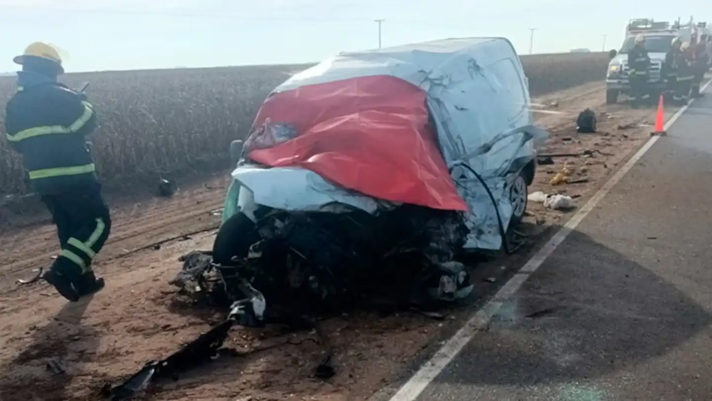 El impacto fue de tal magnitud que destruyó el habitáculo del utilitario, provocando la muerte inmediata de sus dos ocupantes.