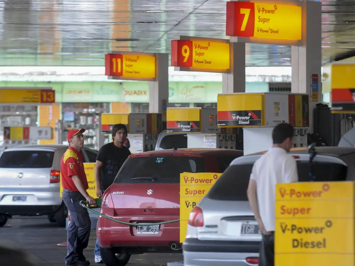 A partir de junio la nafta súper podría subir un peso
