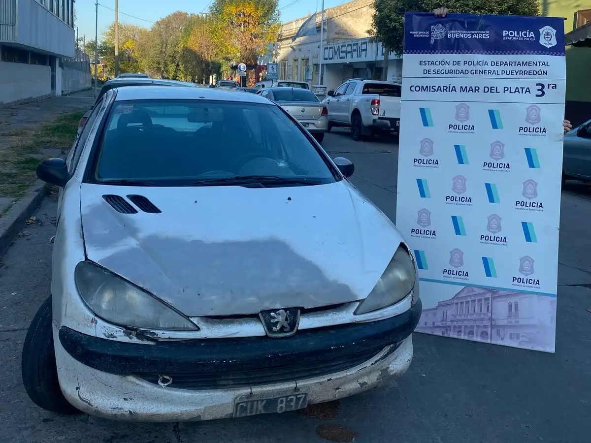 En este auto fue trasladada la víctima al hospital.